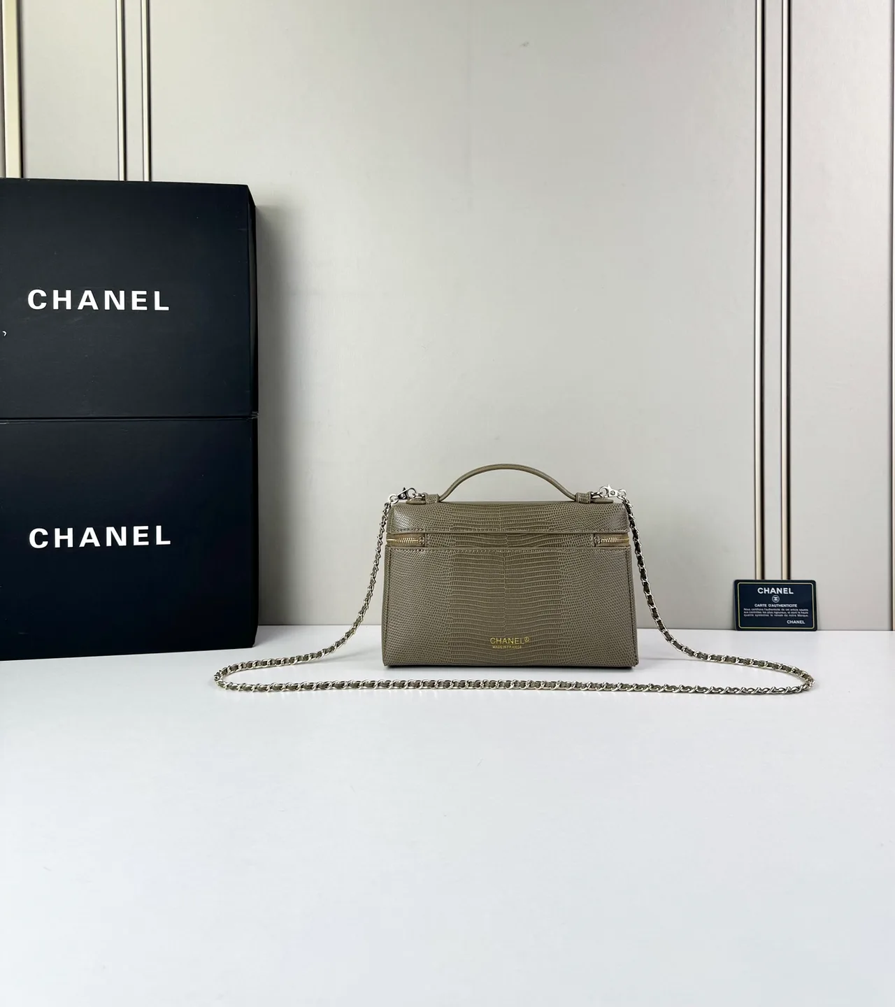 Chanel Cowhide Smooth Crossbody Bag in Green · view 3