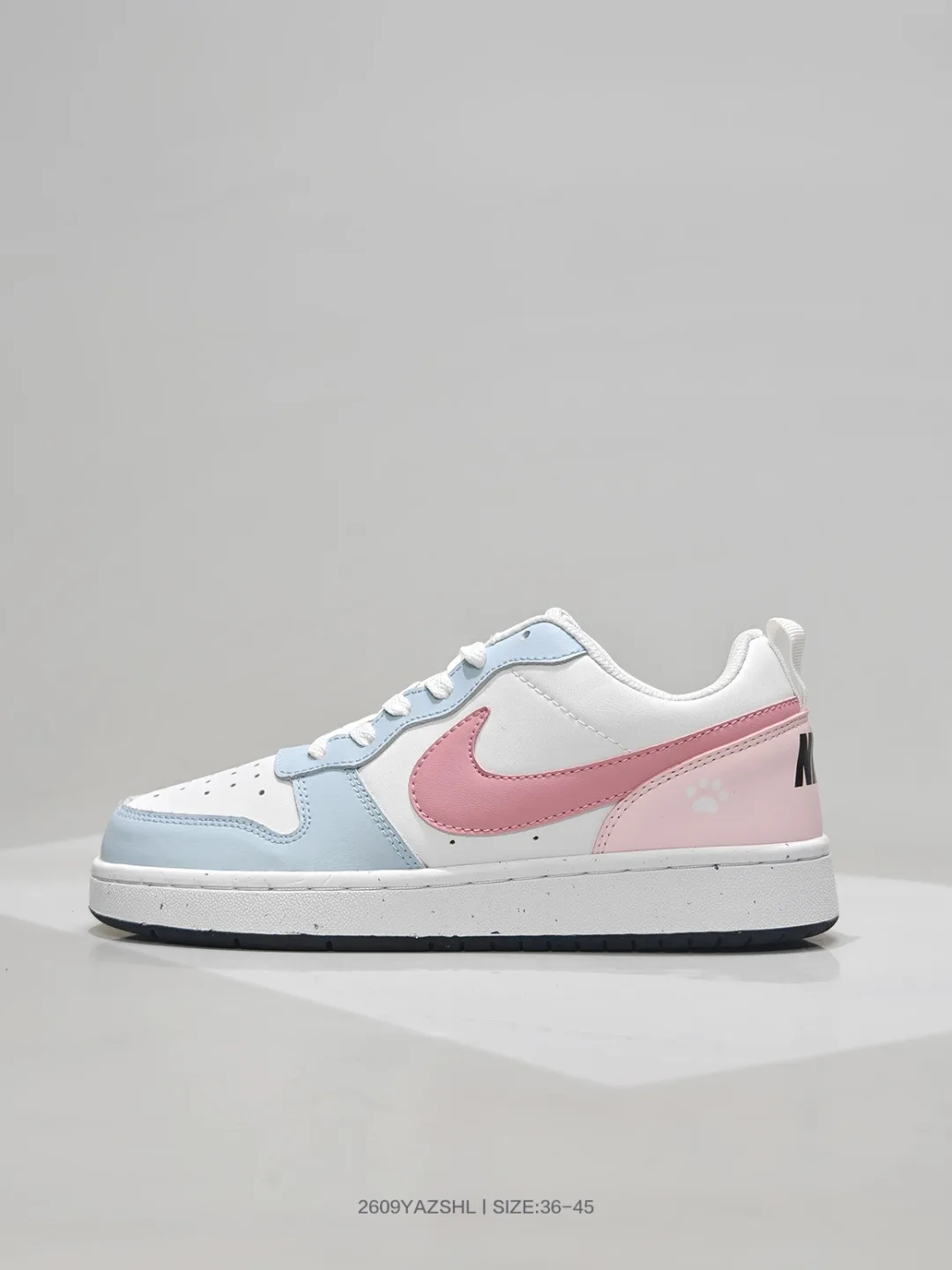 Nike Low-top sneakers in Black & Blue & Cream & White · view 2