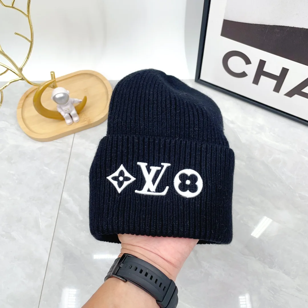 Louis Vuitton Beanie in Black · view 7