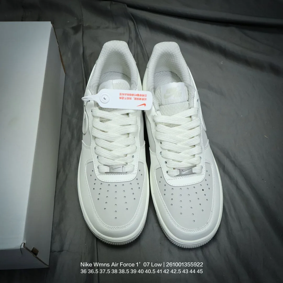 Nike Low-Top Sneakers in White · view 1