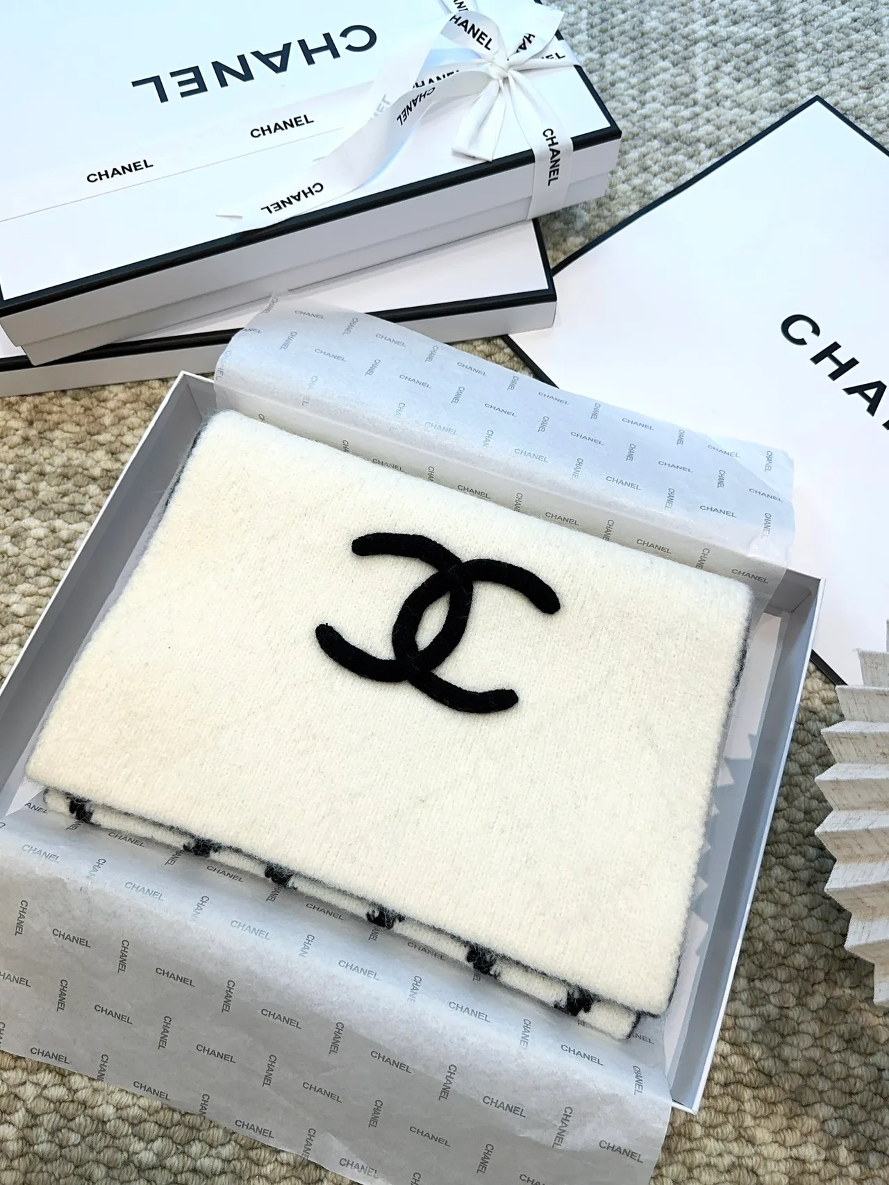 Chanel 54% Cashmere 31% Wool 15% Silk Scarf in White · view 3