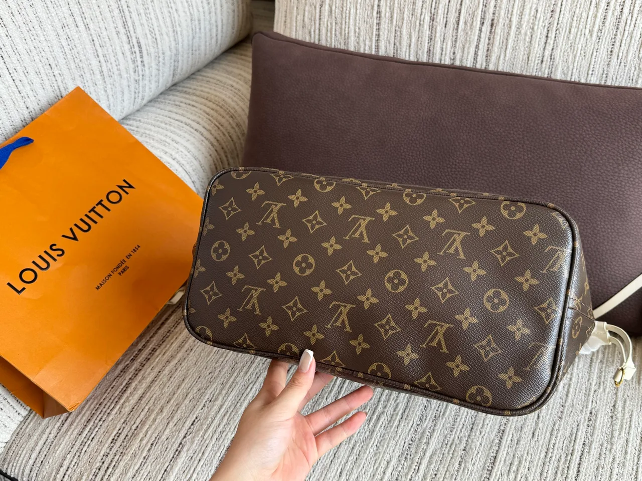 Louis Vuitton Neverfull Tote in Brown · view 5