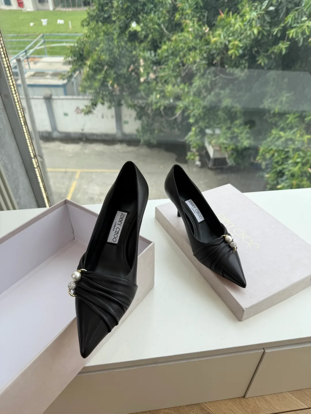 Jimmy Choo Smooth Pointed-Toe Bow Knotted Pointed Pumps in Black · view 3
