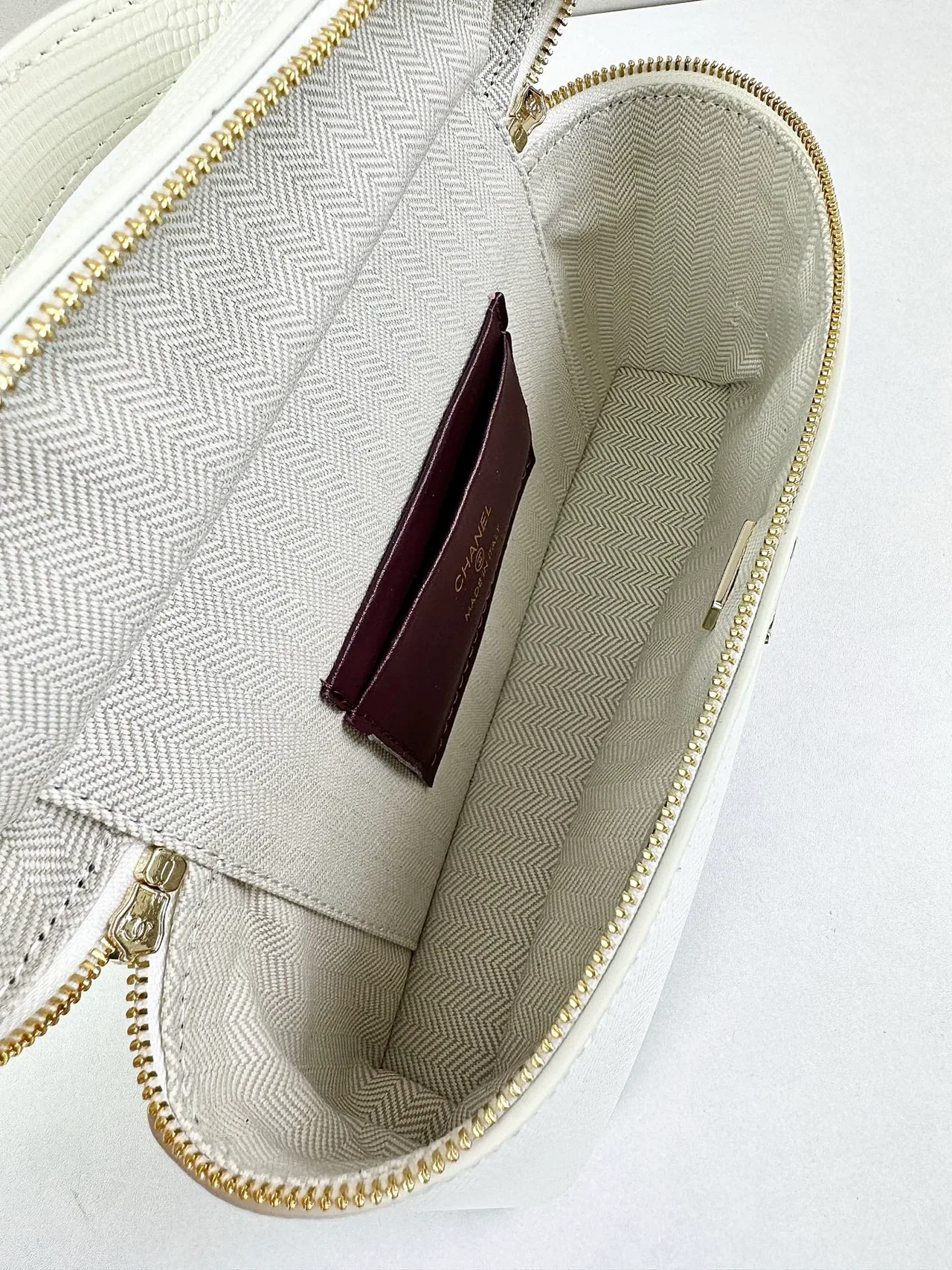 Chanel Cowhide Glossy Crossbody Bag in White · view 8