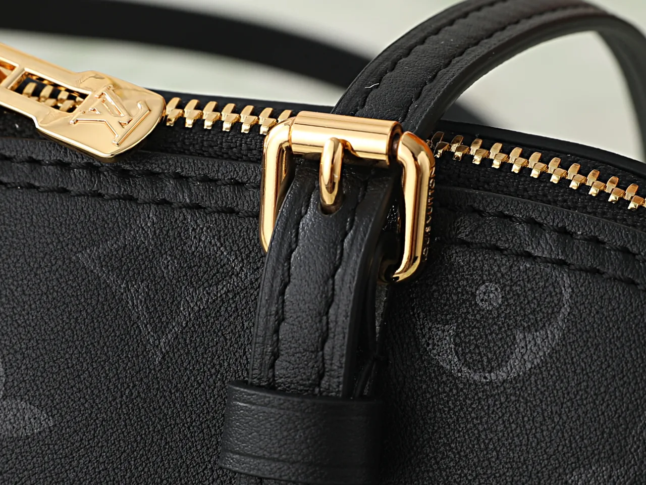 Louis Vuitton Leather Shoulder Bag in Black · view 7