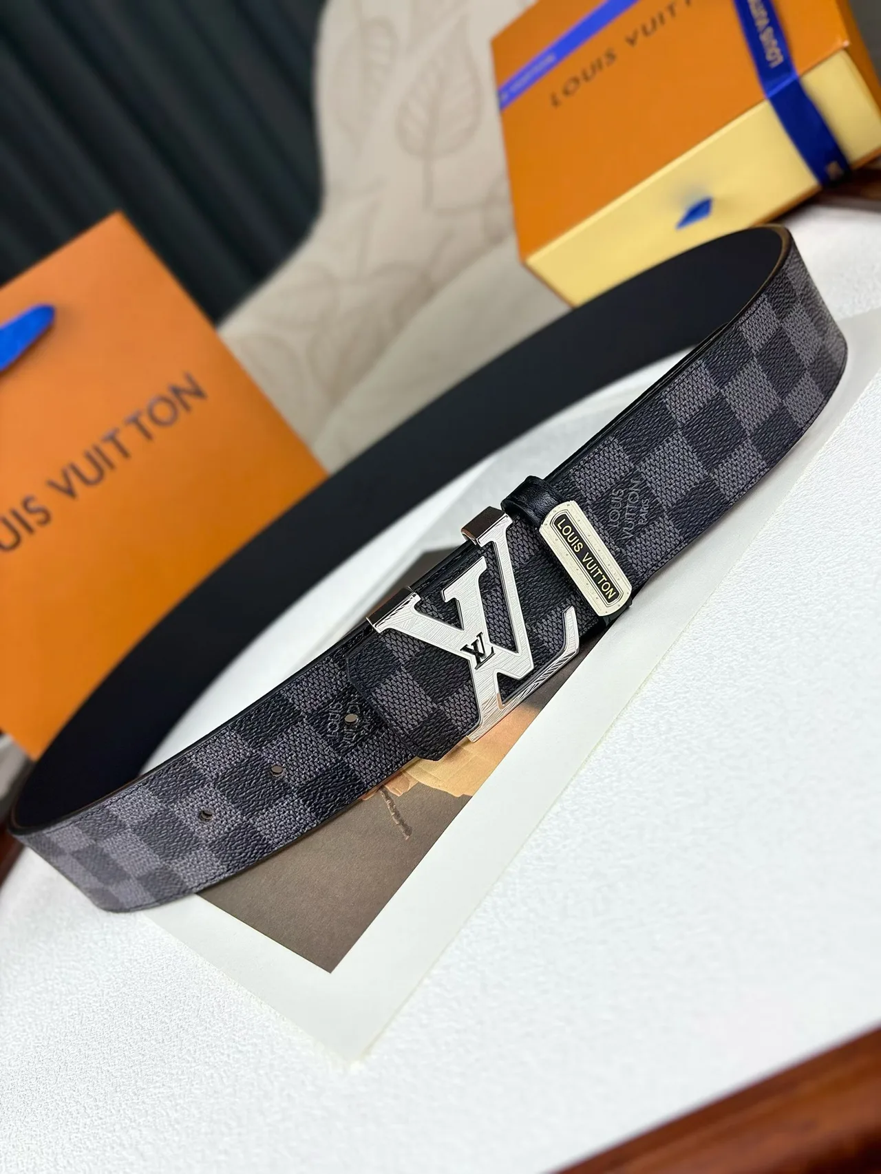 Louis Vuitton Damier LV buckle belt in Grey · view 5