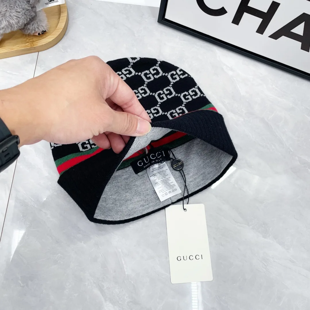 Gucci Cashmere Striped Hat and scarf knit set in Black · view 8