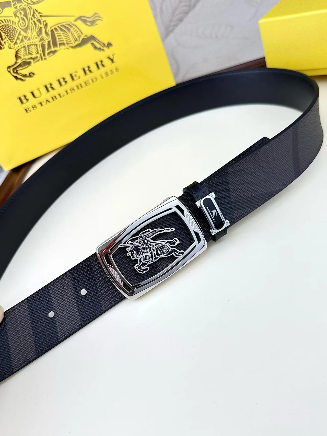 Burberry Rectangular buckle belt in Black · view 7