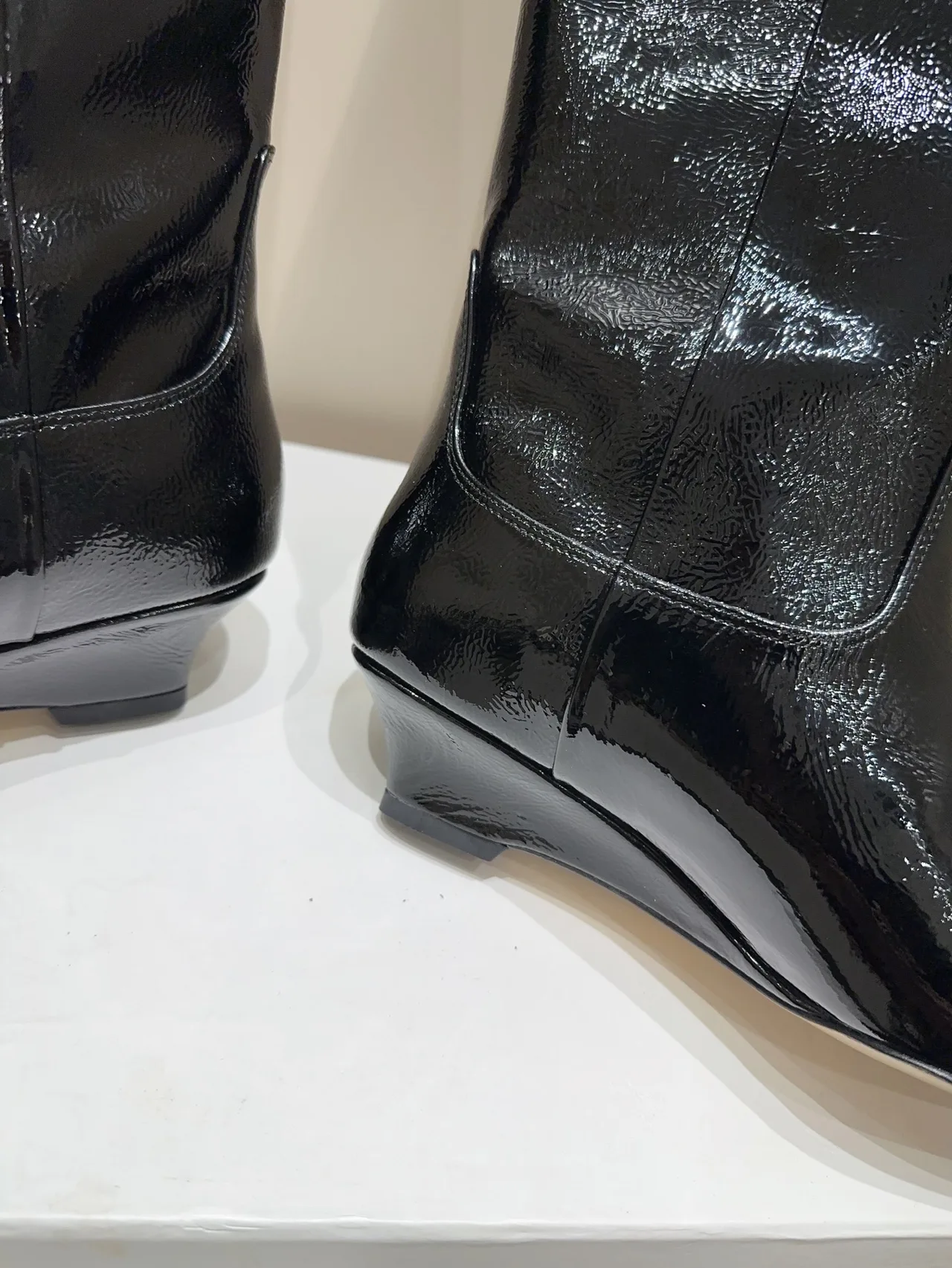 Arket Cowhide Sheepskin Glossy Pointed-Toe Knee-High Boots in Black · view 7