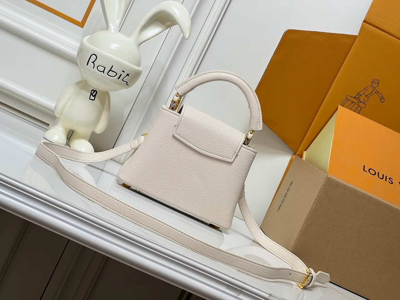 Louis Vuitton Leather Smooth Capucines Flower Crown Bag in White · view 4